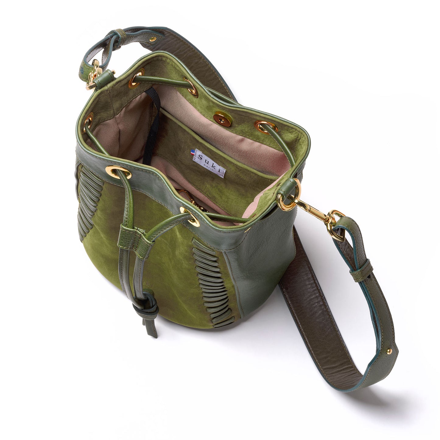 Détail tressage cuir vert forêt, sac seau Altaï fait main