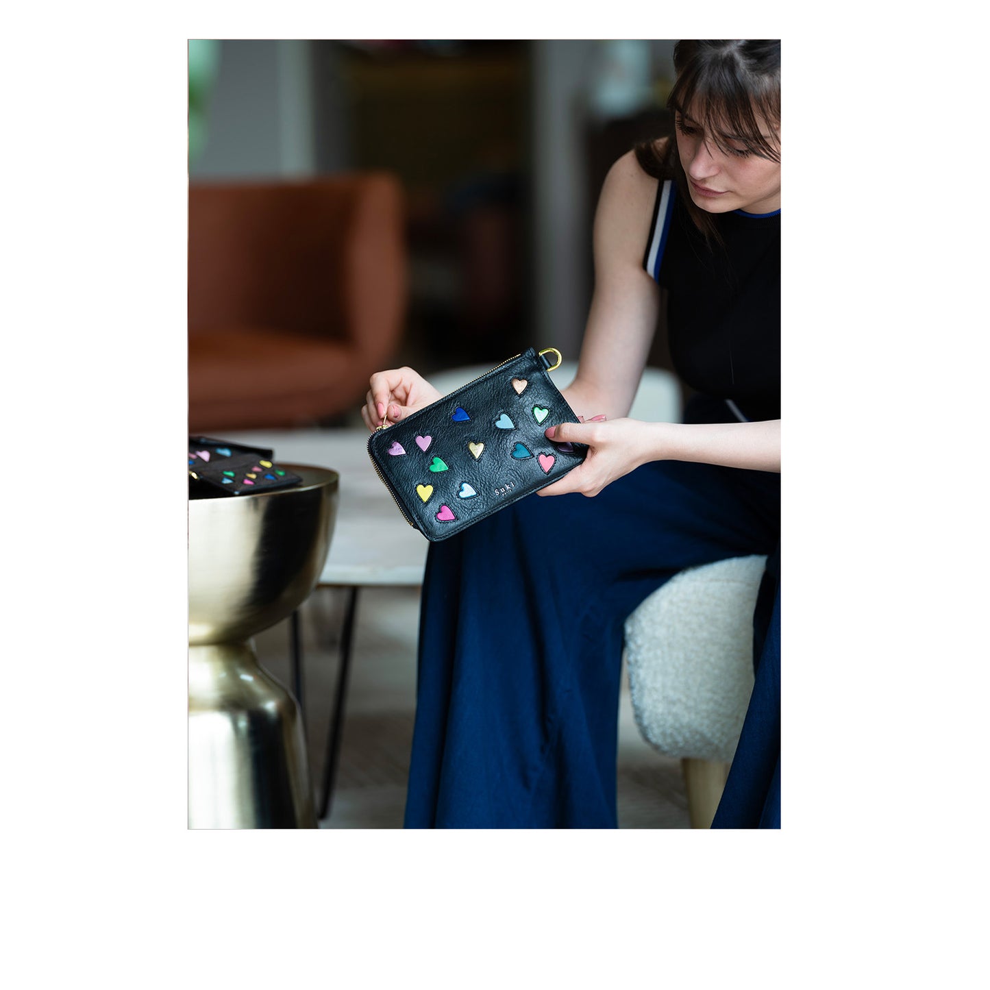 Intérieur pochette Adonis en cuir, détail finitions artisanales