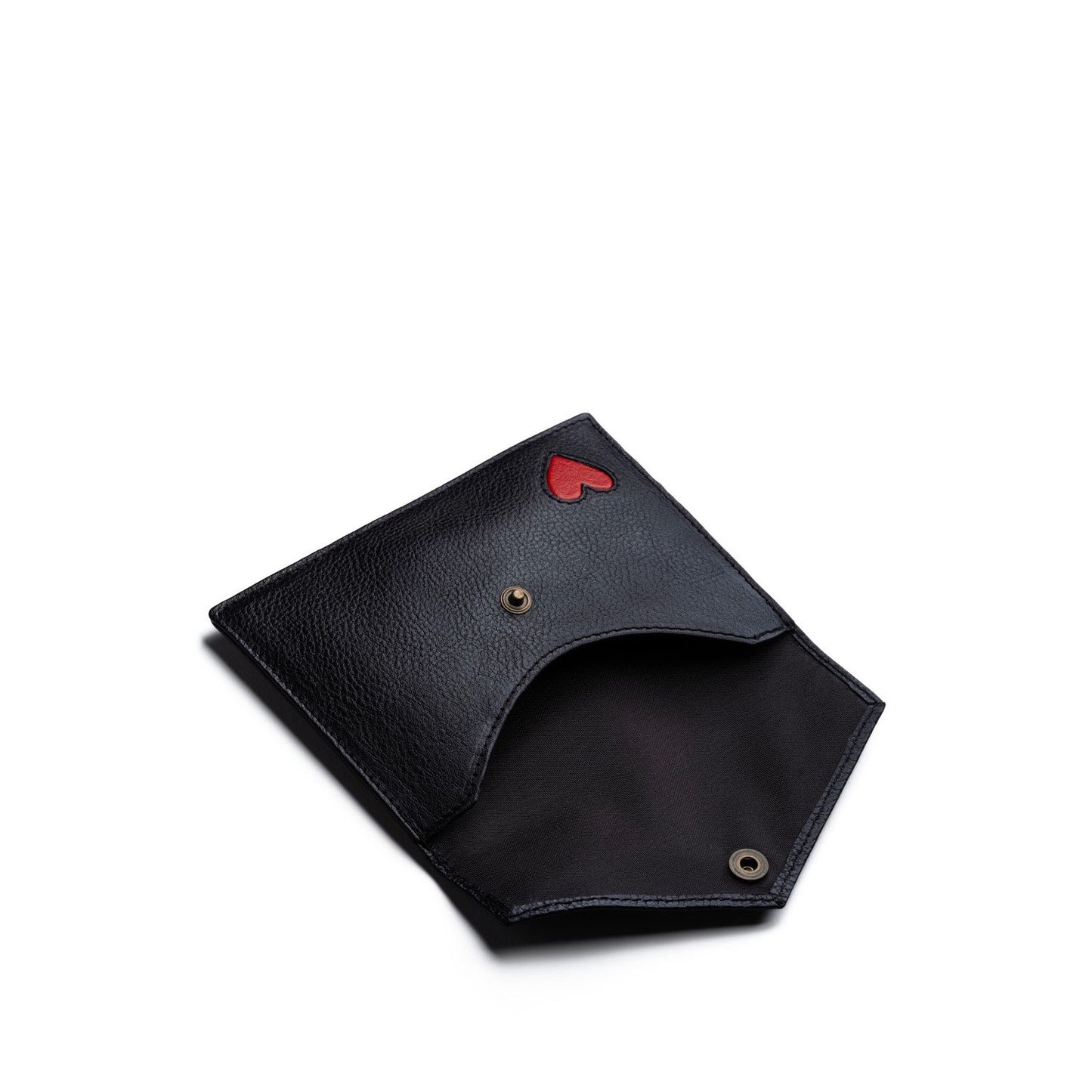 Pochette passeport cuir jaune, détail finitions cousues main