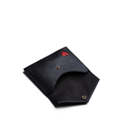 Pochette passeport cuir jaune, détail finitions cousues main
