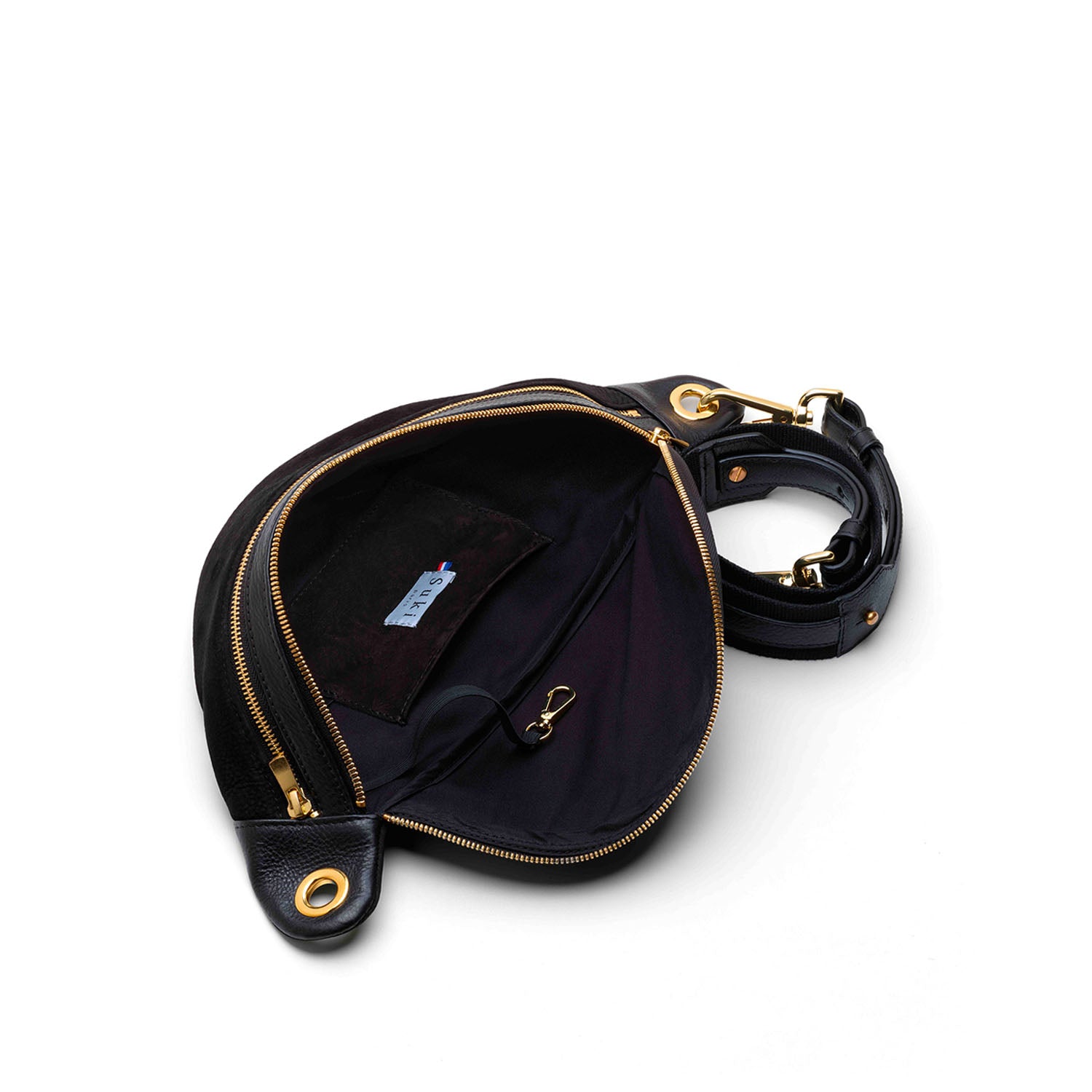 Détail cuir noir tannage végétal, sac banane Pandora fait main