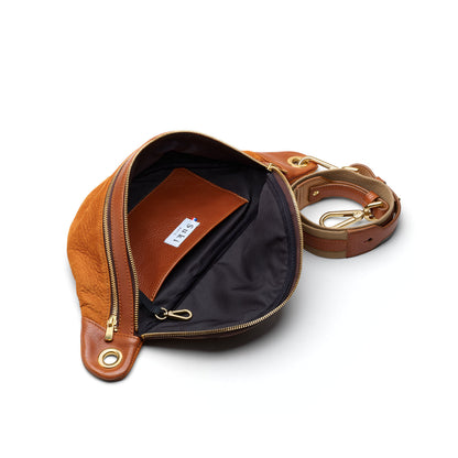 Détail cuir camel tannage végétal, sac banane Pandora fait main