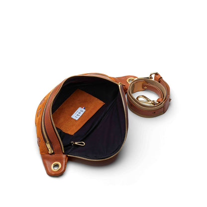 Détail cuir camel tannage végétal, sac banane Ulysse fait main