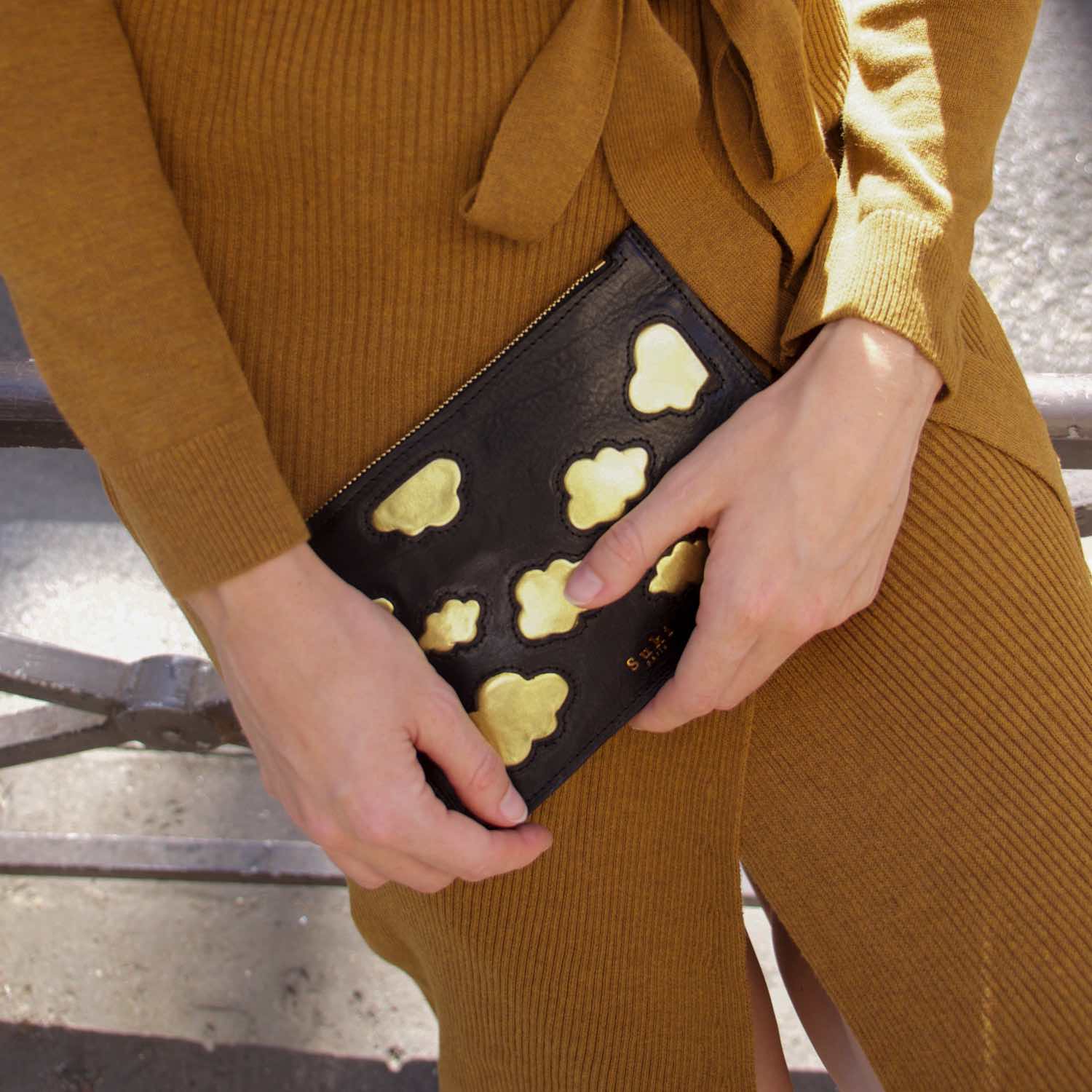 Pochette soirée cuir, détail fermeture dorée — Suki Paris