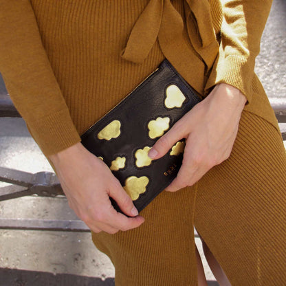 Pochette soirée cuir, détail fermeture dorée — Suki Paris