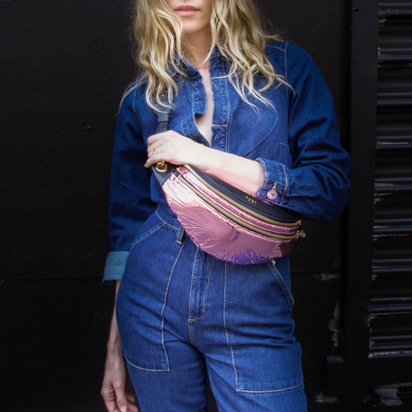 Sac banane cuir rose crossbody tannage végétal, fait main à Paris