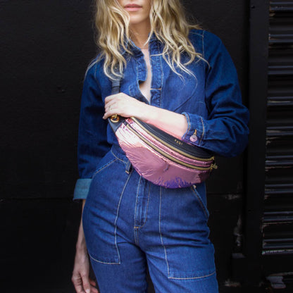 Sac banane cuir rose crossbody tannage végétal, fait main à Paris