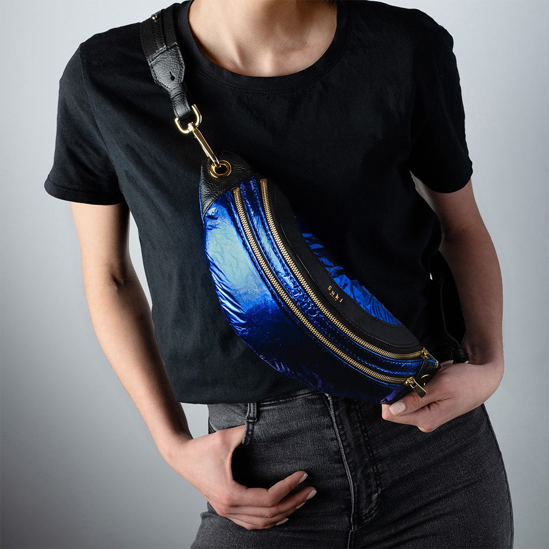 Sac banane cuir bleu crossbody tannage végétal, fait main à Paris