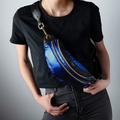 Sac banane cuir bleu crossbody tannage végétal, fait main à Paris