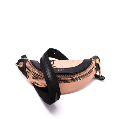 Vega golden pink, sac banane cuir métallisé porté en bandoulière