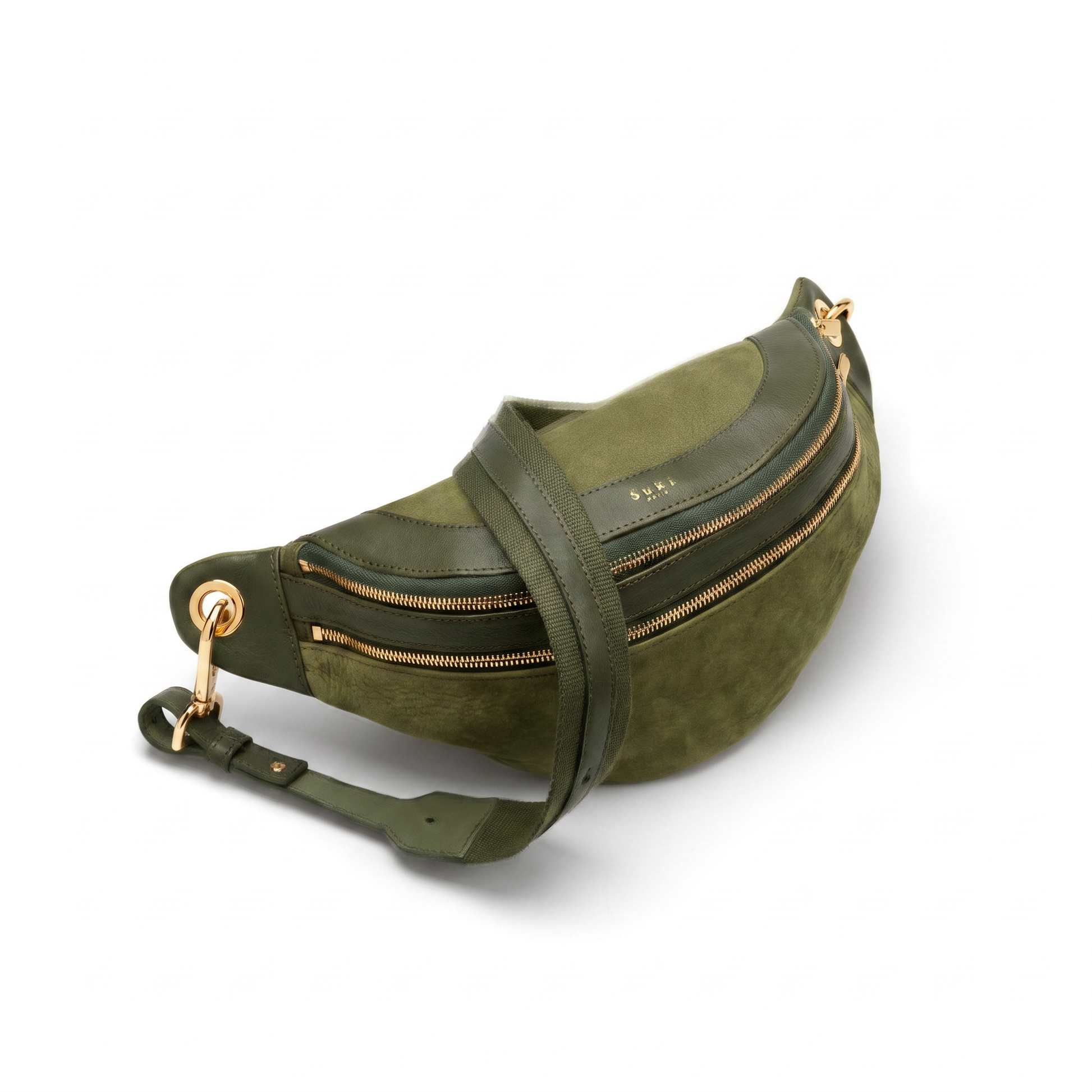 Sac banane cuir vert grand format porté en bandoulière — Pandora forêt
