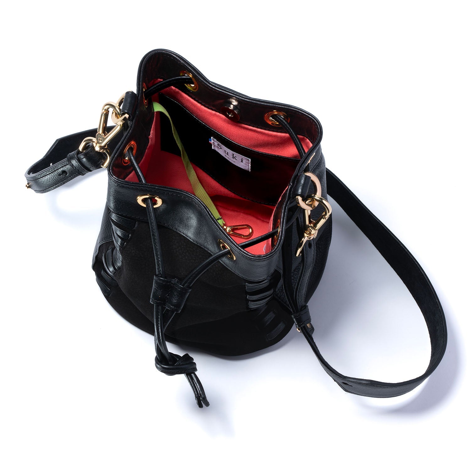 Détail tressage cuir noir, sac seau Altaï fait main à Paris