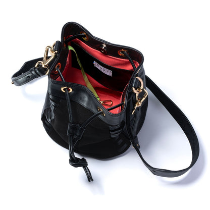 Détail tressage cuir noir, sac seau Altaï fait main à Paris